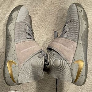 KYRIE IRVING KYRIE 2 Youth Basketball Shoes. Battle Gray. Great condition. 5.5Y